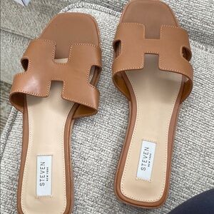 Steve Madden Tan Sandals Minimalist Slide Design